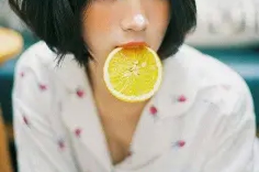 “假洋牌”优思益翻车事件:网红集体致歉背后的品牌包装术与流量陷阱